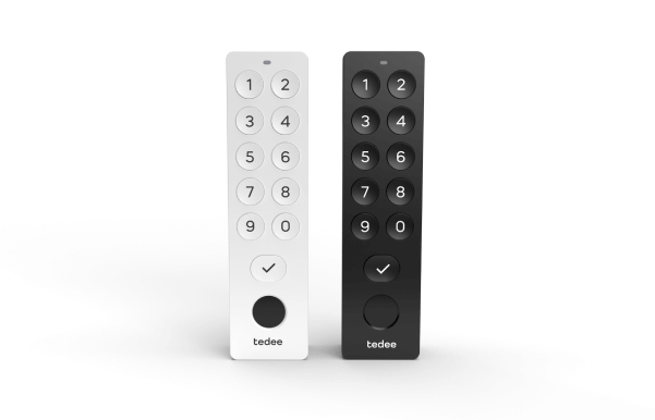Tedee PRO instalado en puerta — vista principal